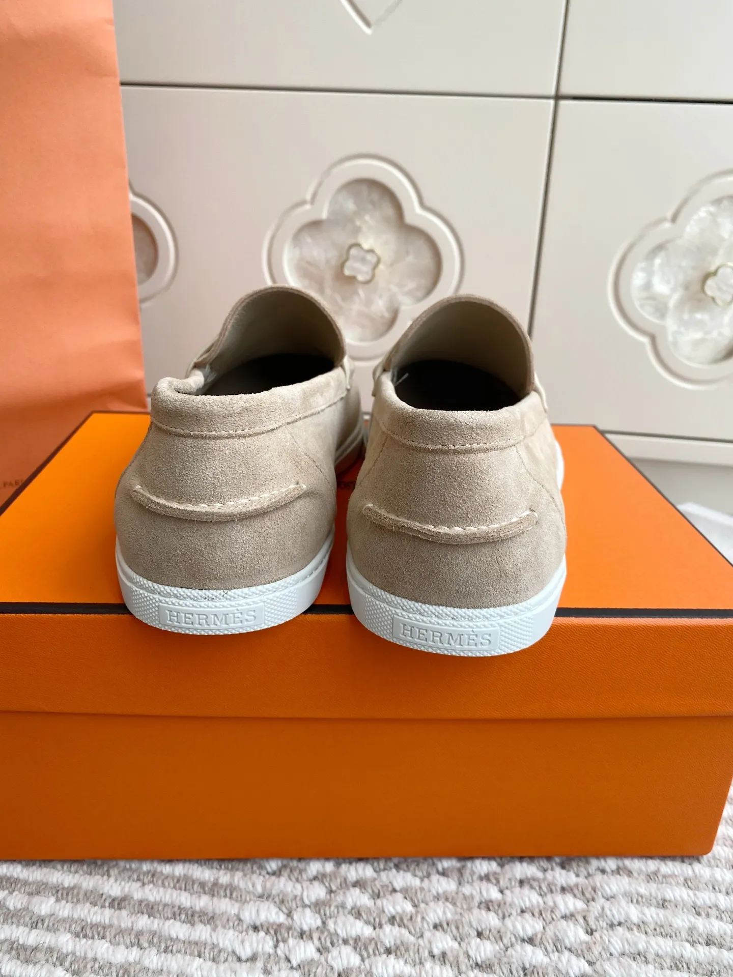 p560✨Hermes Couple Loafers｜Walking in the urban high-end, easily wearing Hermès temperament✨Who says luxury and comfort can’t have both?  This pair of H’s classic loafers really does it!  ▪️"Customized imported Yangjing fabric" is soft and delicate ▪️"Full sheepskin lining" + "soft-soled shoes" design. Your feet will be healed the moment you put them on~ It's like stepping on clouds☁️You won't feel tired after walking all day!  The iconic "H" buckle is low-key and luxurious. It is matched with a rubber outsole. It is lightweight and stylish. Whether you are commuting or shopping, you can easily achieve casual urban style🏙 Can be worn by couples. Full range of sizes, girls 35-41 | boys 39-45. Wear them together when going out. Sweet and high-end💑 Original mold opening. Details are in place. Those who understand will be attracted at a glance ️❤️ #Hermès loafers #coupleshoes #lightweight and versatile shoes